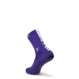 Medias deportivas de caña media color verde con detalles en negro y suela antideslizante.