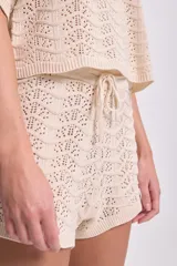 Short color crema de punto crochet con cintura elastizada y cordón ajustable.
