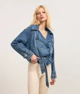 Campera corta tipo trench coat confeccionada en tejido denim de algodón. Presenta cuello con solapa, escote en V, manga larga, cierre frontal con botones y lazo en la cintura.