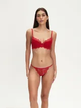 Conjunto de lencería rojo de encaje, compuesto por un corpiño con aro y un tanga.