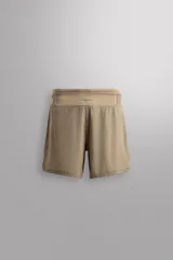 Shorts deportivos negros de tejido técnico elástico con estructura perforada. Cintura elástica ajustable con cordón interior, tres compartimentos de fácil acceso y bolsillo trasero de seguridad con cierre de cremallera. Bajo con aberturas laterales. Zara Athleticz.