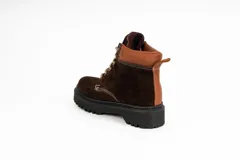 Bota acordonada de cuero color marrón con suela de goma negra.