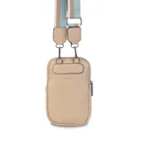 Phonebag color bordó con textura de cuero granulado, cierre superior, bolsillo trasero tipo sobre y correa regulable y desmontable de galón a rayas en tonos beige, blanco y bordó.