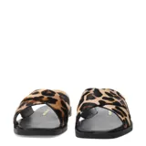 Sandalias planas de mujer, color negro, con tiras cruzadas con estampado de leopardo. Tienen punta cuadrada y planta acolchada.
