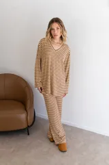 Buzo a rayas horizontales color beige y marrón, de viscosa, con cuello redondo y mangas largas.