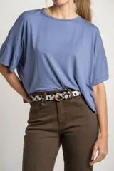 Remera blanca de viscosa con calce holgado.