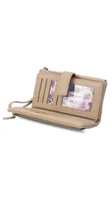 Billetera de mujer color negro, con textura símil cuero granulado. Presenta un cierre de presilla con broche, correa de mano desmontable y múltiples compartimentos internos, incluyendo un monedero con cierre.