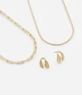 Set de bijouterie dorada que incluye dos collares de diferentes largos y diseños (uno de eslabones rectangulares y otro de cadena serpiente) y un par de aros con forma de gota invertida.