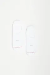 Pack de tres pares de medias invisibles blancas marca Levi's, con logo en el empeine y borde rojo.