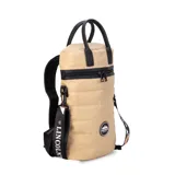 Matera estilo mochila color negro, confeccionada en nylon combinado con símil cuero. Cuenta con tapa con cierre metálico, bolsillo interno, asas y correa extensible.