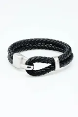 Pulsera de cuero trenzado color marrón oscuro con cierre de gancho metálico plateado.