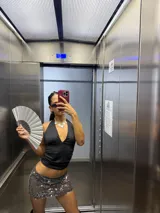 Top negro sin mangas con escote pronunciado, ideal para ocasiones nocturnas.