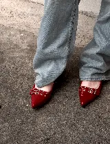 Chatas de punta roja con cuatro tiras y hebillas, confeccionadas en cuero y charol.