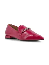 Zapato tipo mocasín plateado de cuero, con punta fina y detalle de cadena metálica plateada en el empeine.