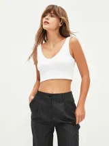 Top corto negro con escote en V y breteles anchos.