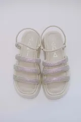 Sandalias negras con plataforma y tres tiras horizontales con apliques brillantes.