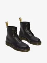 Bota de caña media negra, con cordones y suela cosida en amarillo. Fabricada con material sintético vegano Felix Rub Off, con suela resistente al aceite y la grasa, antiabrasión y antideslizante.