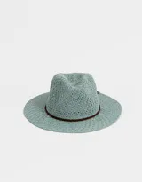 Sombrero de paja celeste con ala ancha y cinta trenzada marrón.
