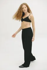 Pantalón negro de corte fluido, con cintura elástica y confección en tejidos suaves y ligeros.