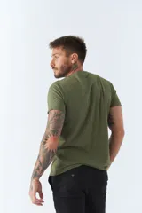 Remera verde militar de hombre, corte regular, manga corta, cuello redondo y logo estampado en el pecho.