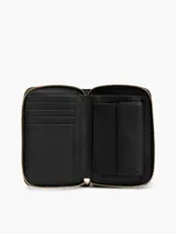 Billetera Tommy Hilfiger negra con diseño acolchado, cierre de cremallera, múltiples ranuras interiores para tarjetas, compartimento interior para billetes, bolsillo interior con cierre de solapa e insignia del monograma TH dorada en la parte delantera.