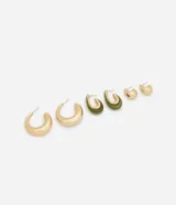 Set de tres pares de aros con diferentes diseños: un par de aros grandes dorados, un par de aros de resina verde y un par de aros pequeños dorados.