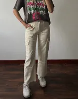 Jean cargo color beige con corte recto, bolsillos laterales y flexible por la Lycra.