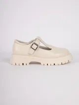 Zapatos tipo guillerminas en símil cuero color blanco, con hebilla metálica y plataforma de 4,5 cm.