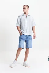 Bermuda de jean celeste, corte relaxed, con basta desflecada y presillas para cinturón.