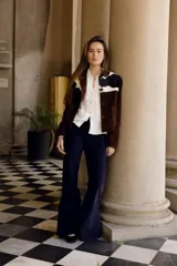 Chaqueta marrón de cuero vacuno con canesú delantero y trasero de cuero vacuno raza Holando en blanco y negro.