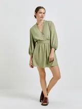 Vestido corto color verde oliva, con escote en V, mangas 3/4 abullonadas y falda corta acampanada.
