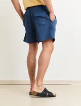 Short de baño verde con cintura elástica ajustable con cordón.