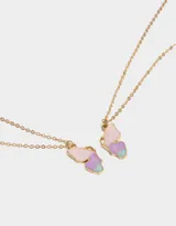 Set de dos collares dorados con dije de mariposa de colores pastel y cierre de mosquetón.