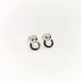 Par de aros tipo pendiente de plata 925, con cierre de rosca. El diseño consiste en una pieza superior rectangular engastada con circonias baguette, de la cual cuelga un aro liso de plata.