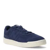 Championes urbanos New Balance color azul marino, confeccionados en gamuza y con suela de goma color crema.