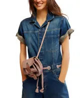 Bolso cruzado de piel suave, con cierre frontal y correa ajustable, ideal para uso diario.