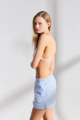 Short de algodón celeste con cintura elastizada y botones decorativos.