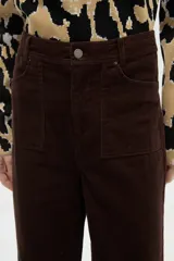 Pantalón de algodón color beige, de tiro alto, corte ancho y largo, con bolsillos frontales tipo parche.