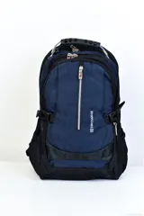 Mochila urbana con gran capacidad, diseño en tonos azul y negro, y espacio para carga USB.