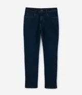 Pantalón de jean azul oscuro, corte slim, con trabillas en la cintura y bolsillos.