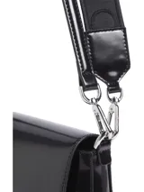 Cartera de hombro Calvin Klein negra charolada, con correa de hombro ajustable y correa bandolera con logo de la marca.