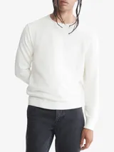 Sweater de punto color blanco, de corte regular, con cuello redondo y logo CK bordado en el pecho.