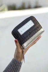 Monedero de cuero mediano, con diseño bicolor en beige y marrón, con cierre.