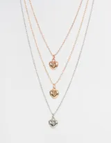 Set de tres collares de cadena fina con dije de corazón: uno plateado, uno dorado y uno rosado.