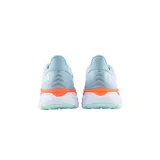 Championes Hoka Clifton 8 para mujer, color celeste con detalles en naranja y blanco.