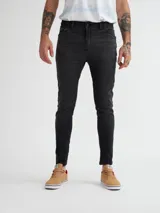 Jean negro de corte skinny.