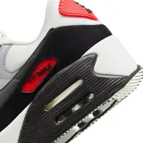 Championes Nike Air Max 90 de cuero color blanco, gris y negro con detalles en rojo.