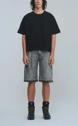 Remera negra de manga corta con calce boxy fit, realizada en tejido jersey 24/1 americano.