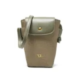 Bandolera pequeña de material símil cuero (PU) en dos tonos de verde: cuerpo principal en verde oliva/kaki y solapa en verde más oscuro. Cuenta con correa larga regulable y desmontable, cierre de solapa con broche metálico dorado y logo XL metálico al frente.