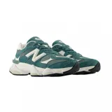 Championes urbanos New Balance modelo 9060, color verde azulado con detalles en blanco, confeccionados en gamuza y malla, con logo "N" característico en los laterales y entresuela con tecnología ABZORB y SBS.